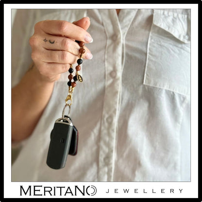 Breloczek damski do kluczy z turmalinem. Widok w ręce