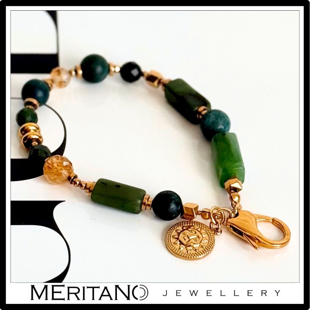 Elegancki brelok do kluczy z cytrynem i nefrytem. Widok z góry.