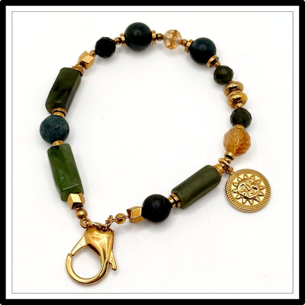 Elegancki brelok do kluczy z cytrynem i nefrytem. Widok z góry.