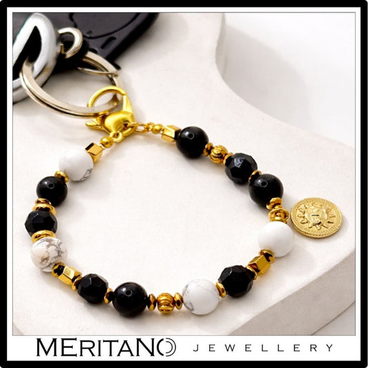 Brelok do kluczy damski, czarny turmalin, agat i zawieszka złote słońce, widok z kluczami