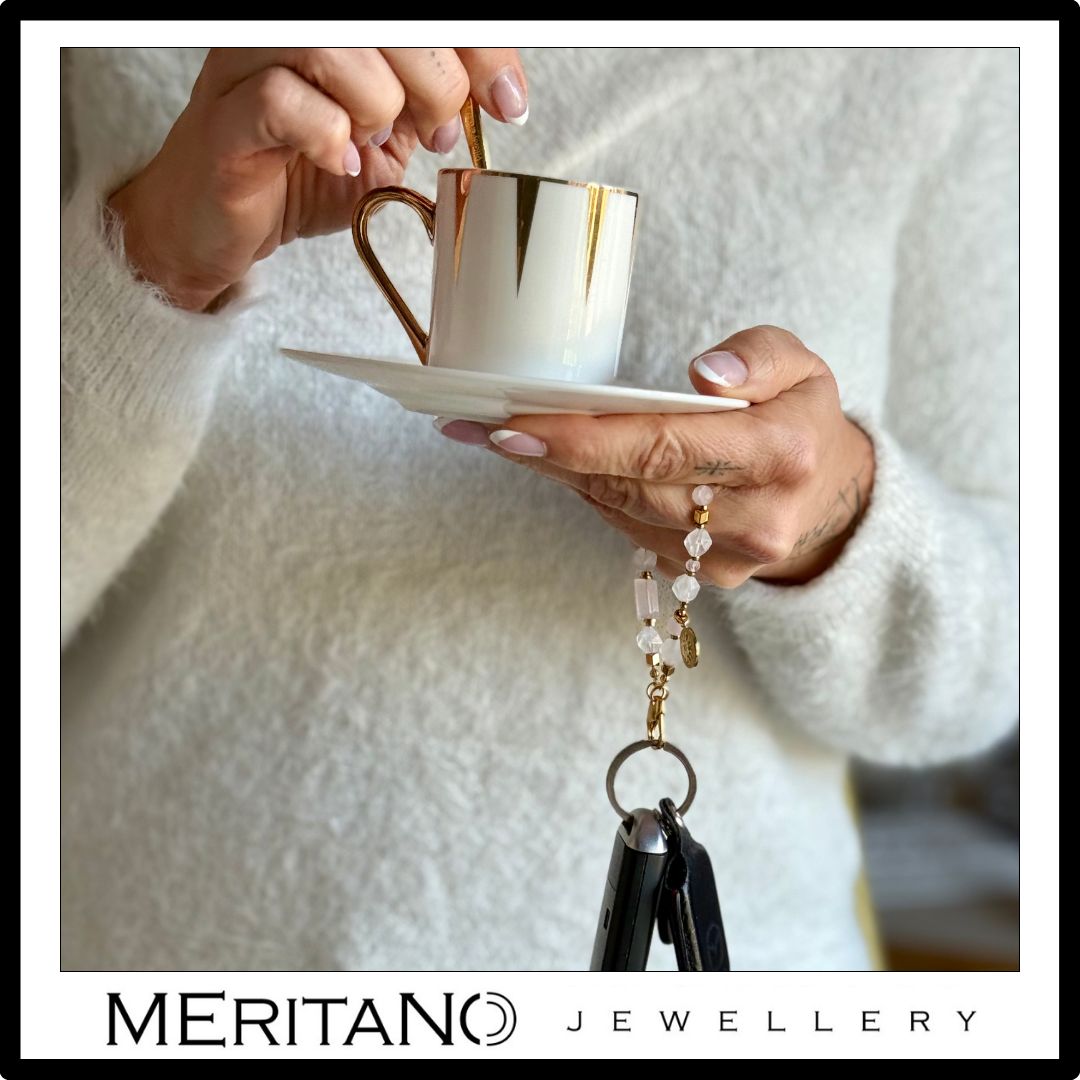 Różowy breloczek do kluczy damski z kwarcem różowym. Widok w ręce.