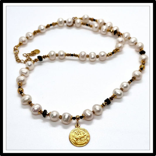 Choker z pereł z monetą. Widok z góry Choker z pereł z monetą. Widok z góry