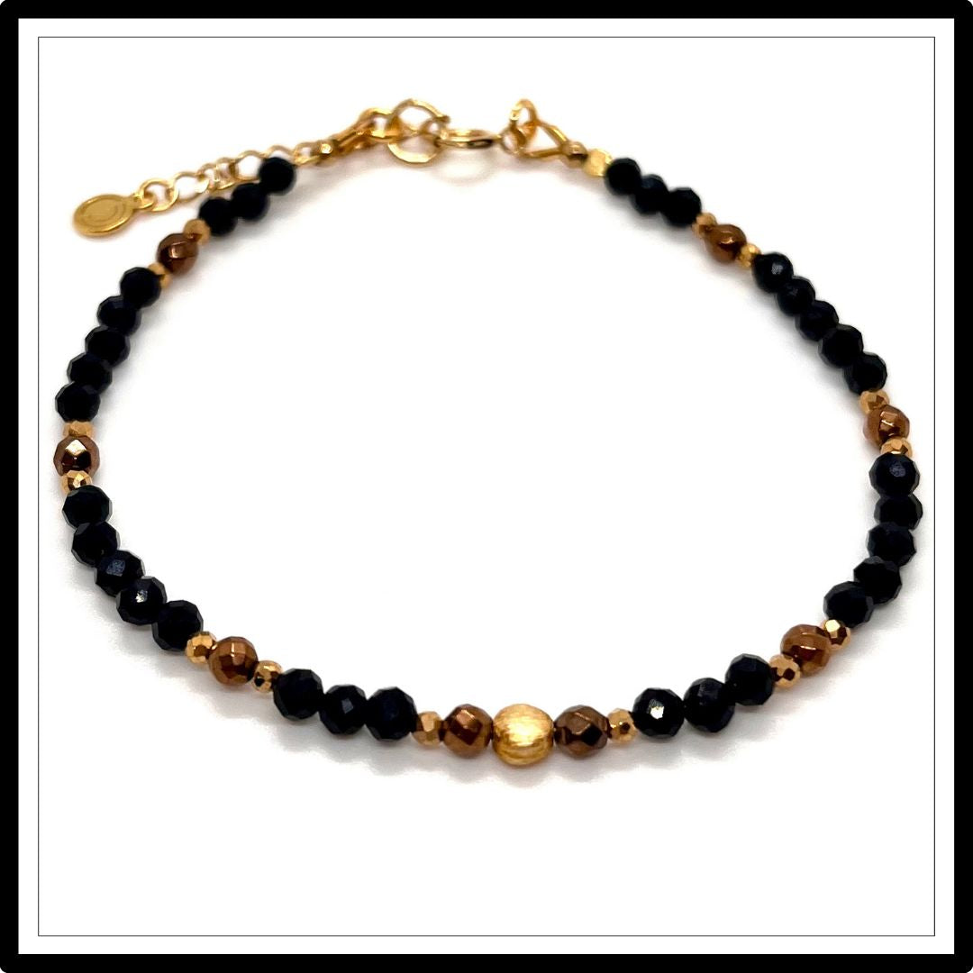 Bransoletka ochronna z czarnym turmalinem. Widok z góry.