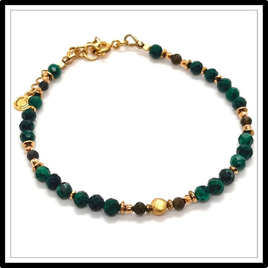 Zielona cienka bransoletka z kamieni z naturalnym malachitem i obsydianem. Widok z góry