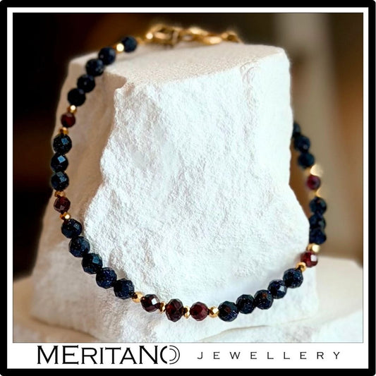 Bransoletka z Nocą Kairu i granatem, drobne kamienie - widok na białym postumencie