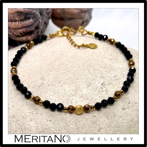 cienka czarna bransoletka z kamieni naturalnych z turmalinem na jasnym kamieniu