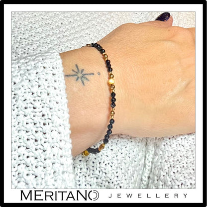 cienka czarna bransoletka z kamieni naturalnych z turmalinem na ręce