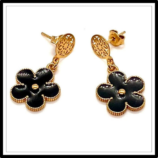 Czarno złote kolczyki kwiatki, widok z góry Czarno złote kolczyki kwiatki, widok z góry