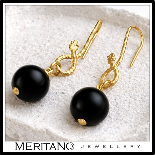 Czarne wiszące kolczyki z onyksem i wężem na gipsowej tacy