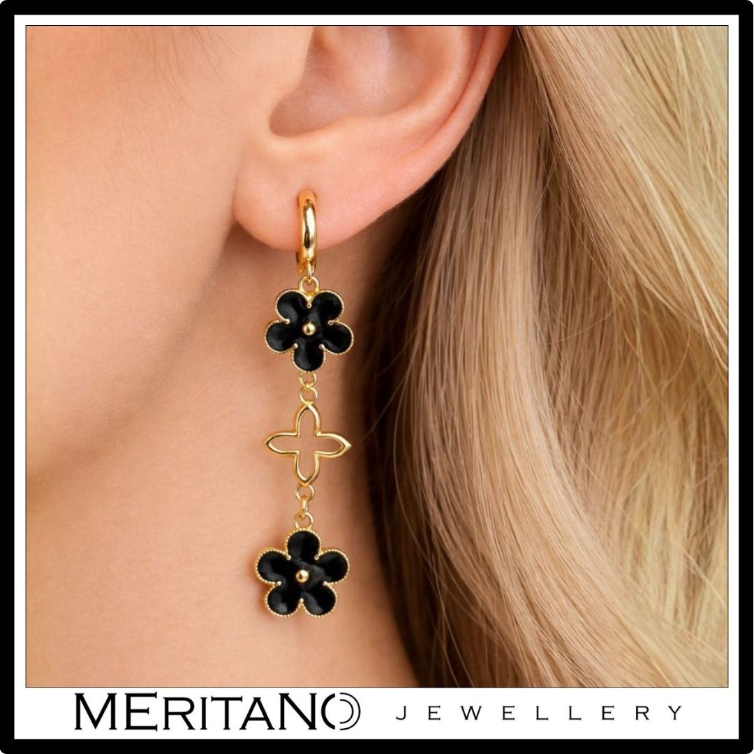 wiszące długie kolczyki czarno-złote na uchu