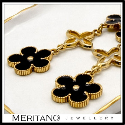 długie kolczyki wiszące, czarno złote kwiaty  - zbliżenie