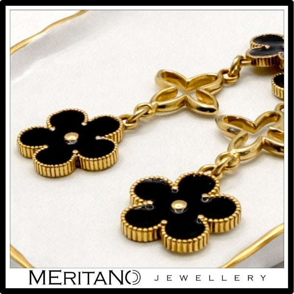 długie kolczyki wiszące, czarno złote kwiaty  - zbliżenie