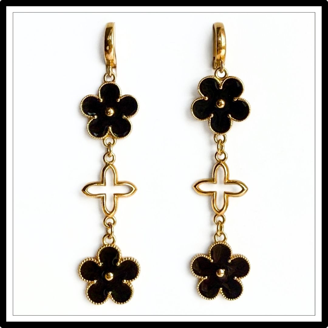 Kolczyki wiszące z czarno złotymi kwiatami - widok z przodu
