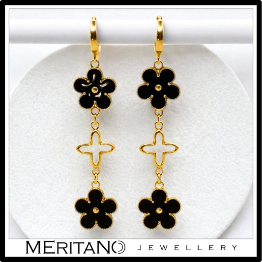 Czarno złote długie kolczyki kwiatki. Widok z przodu.