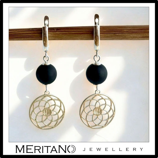 Wiszące kolczyki z czarnym turmalinem, widok z przodu