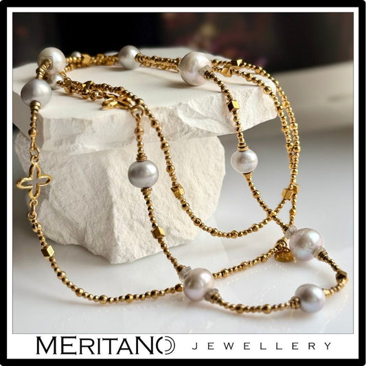 Długi naszyjnik z pereł barokowych srebrnych na białym kamieniu