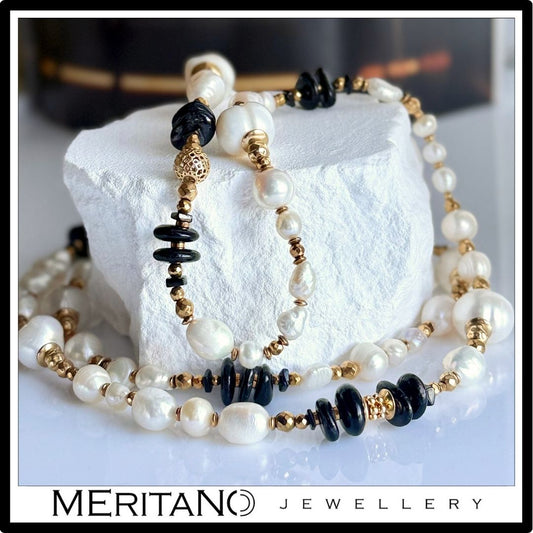 Naszyjnik z perłami naturalnymi i czarnym turmalinem - długi, projekt autorski Meritano Jewellery. Widok na kamieniu Naszyjnik z perłami naturalnymi i czarnym turmalinem - długi, projekt autorski Meritano Jewellery. Widok na kamieniu