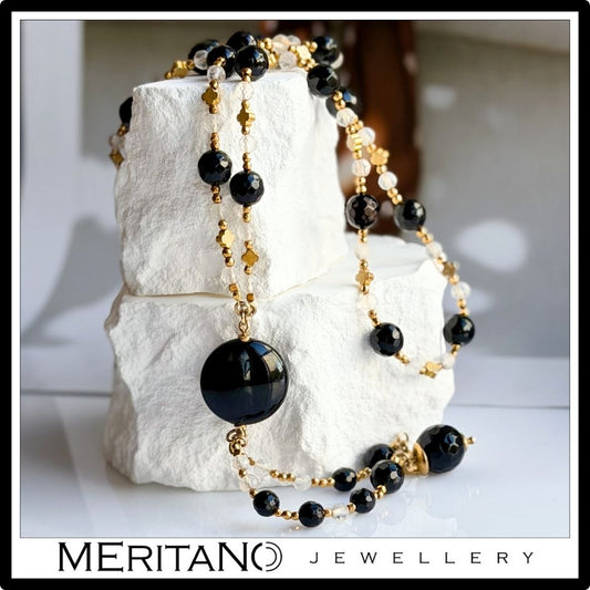 naszyjnik z onyksem i kryształem górskim, długi naszyjnik w kształcie litery Y - widok na białym gipsie