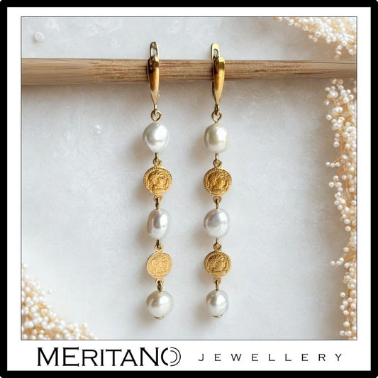 Wiszące kolczyki z perłami i monetami, widok z przodu Wiszące kolczyki z perłami i monetami, widok z przodu