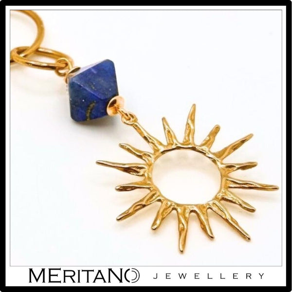 Długie wiszące kolczyki słońce i lapis lazuli - widok na detale