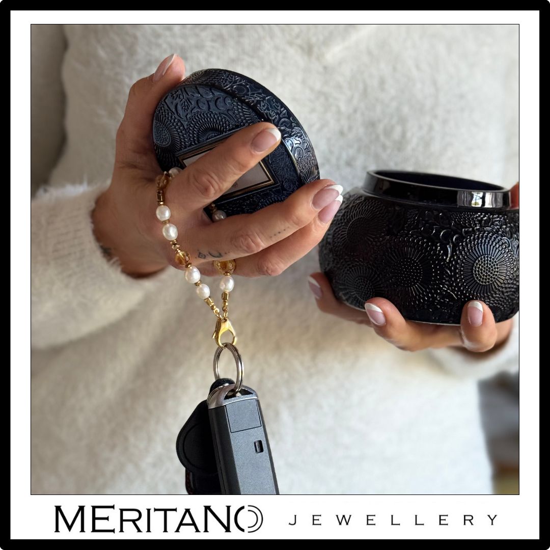 Elegancki brelok do kluczy damski z perłami. Widok w ręce.