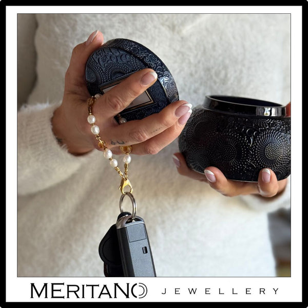 Elegancki brelok do kluczy damski z perłami. Widok w ręce.