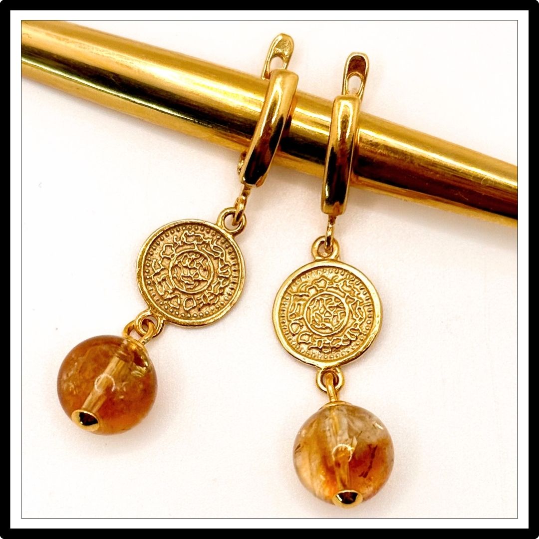 Wiszące kolczyki z cytrynem i monetami, widok z góry