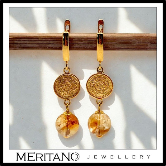 Wiszące kolczyki z cytrynem i monetami, widok z przodu