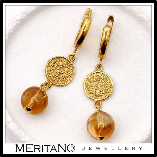 Wiszące kolczyki z cytrynem i monetami, widok z góry