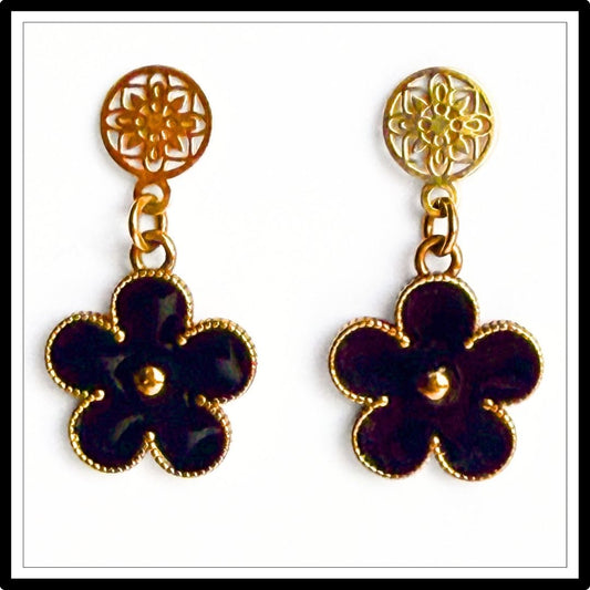 Kolczyki wiszące, delikatne czarne kwiatki w srebrze pozłacanym - widok z przodu