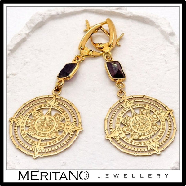 Długie kolczyki z granatem i symbolem Majów - widok z góry