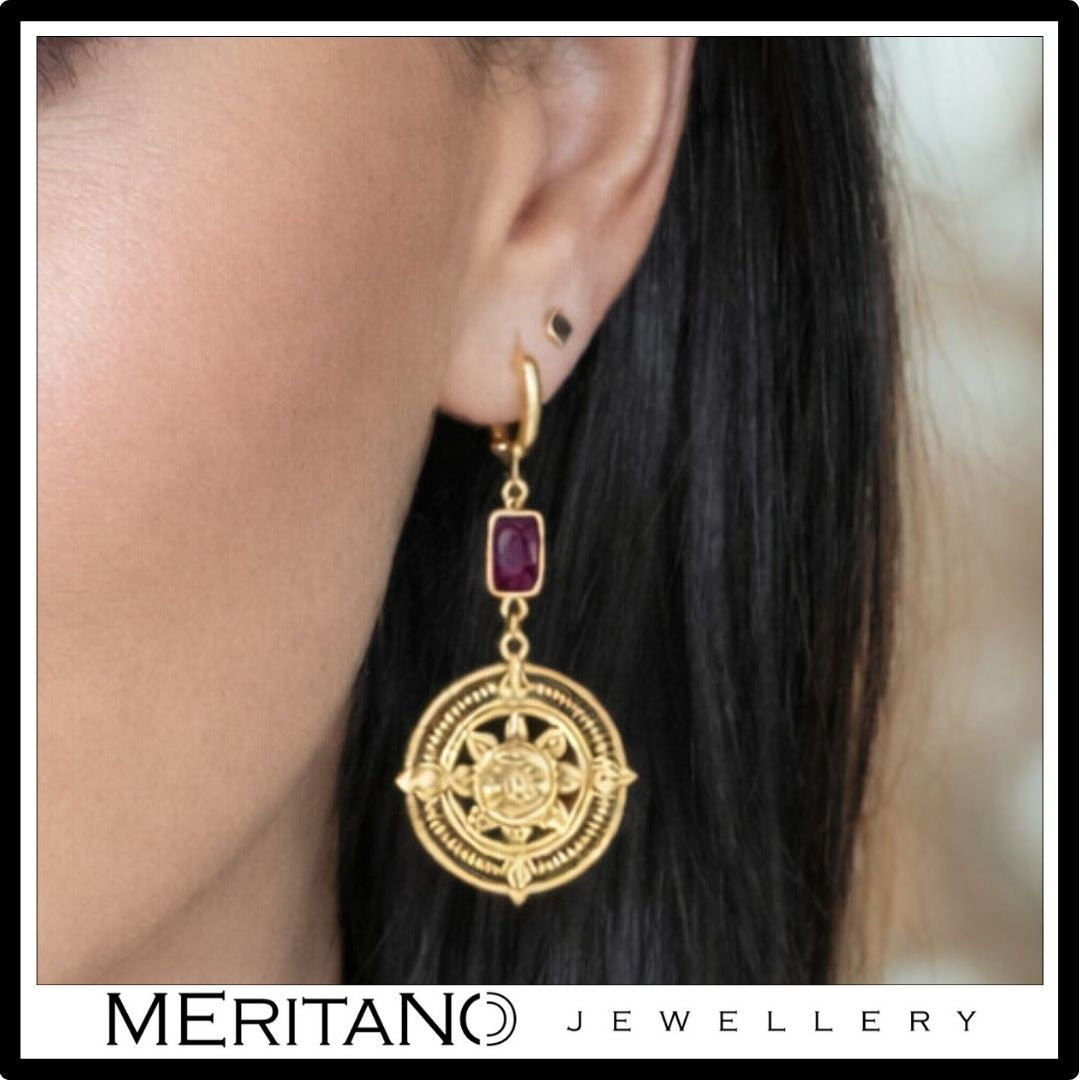 kolczyki z granatem i symbolem majów na uchu