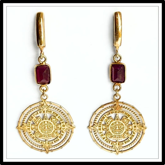 Kolczyki z granatem i symbolem Majów, wiszące z zapięciem angielskim - widok z przodu. Projekt Meritano Jewellery.