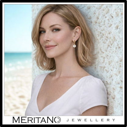 Złote kolczyki z kryształem górskim, zapicie angielskie - widok na modelce