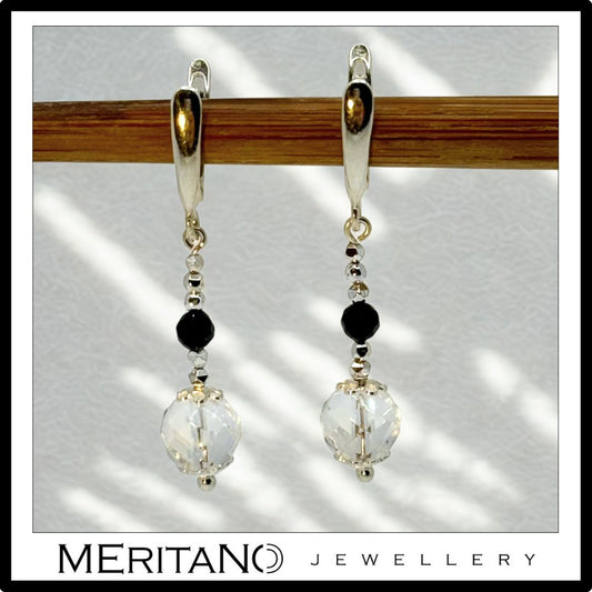 Srebrne kolczyki z kryształem górskim Widok z przodu