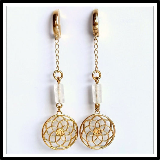 kolczyki z kryształem górskim i złotą rozetą, długie, wiszące - widok z przodu