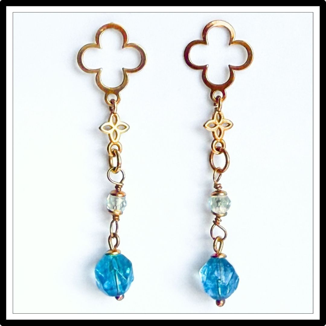 Kolczyki z kwarcem niebieskim i akwamarynem, wiszące - widok z przodu