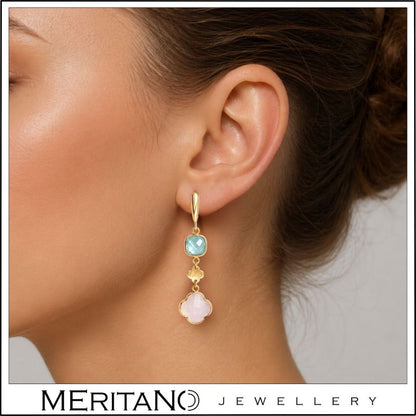 wiszące kolczyki z kwarcem różowym i niebieskim na uchu