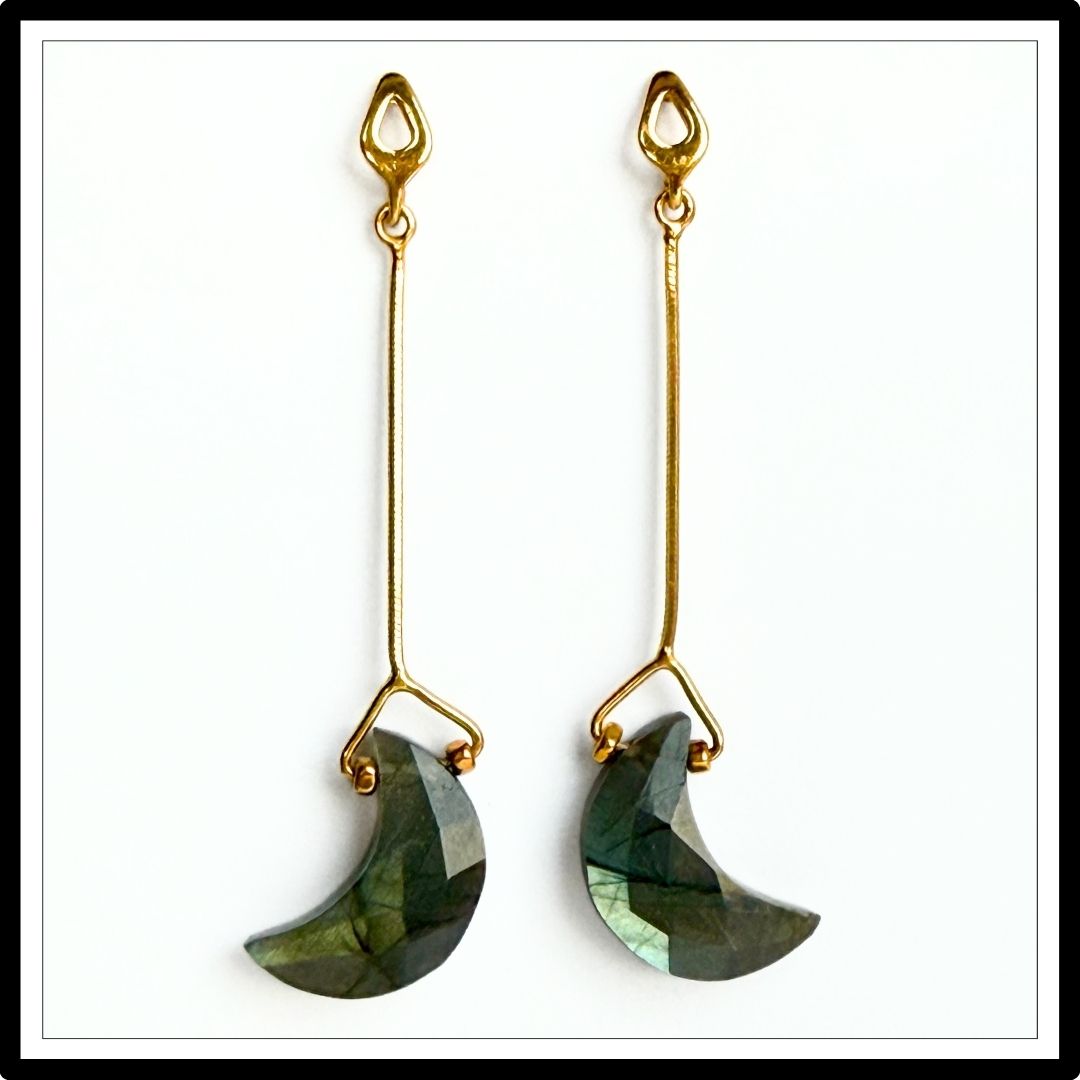 Kolczyki z labradorytem w kształcie księżyca, wiszące - widok z przodu. Biżuteria Meritano Jewellery