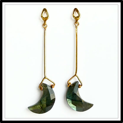 Kolczyki z labradorytem w kształcie księżyca, wiszące - widok z przodu. Biżuteria Meritano Jewellery