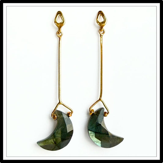 Kolczyki z labradorytem w kształcie księżyca, wiszące - widok z przodu. Biżuteria Meritano Jewellery