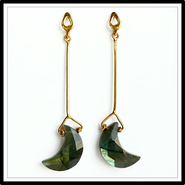 Kolczyki z labradorytem w kształcie księżyca, wiszące - widok z przodu. Biżuteria Meritano Jewellery