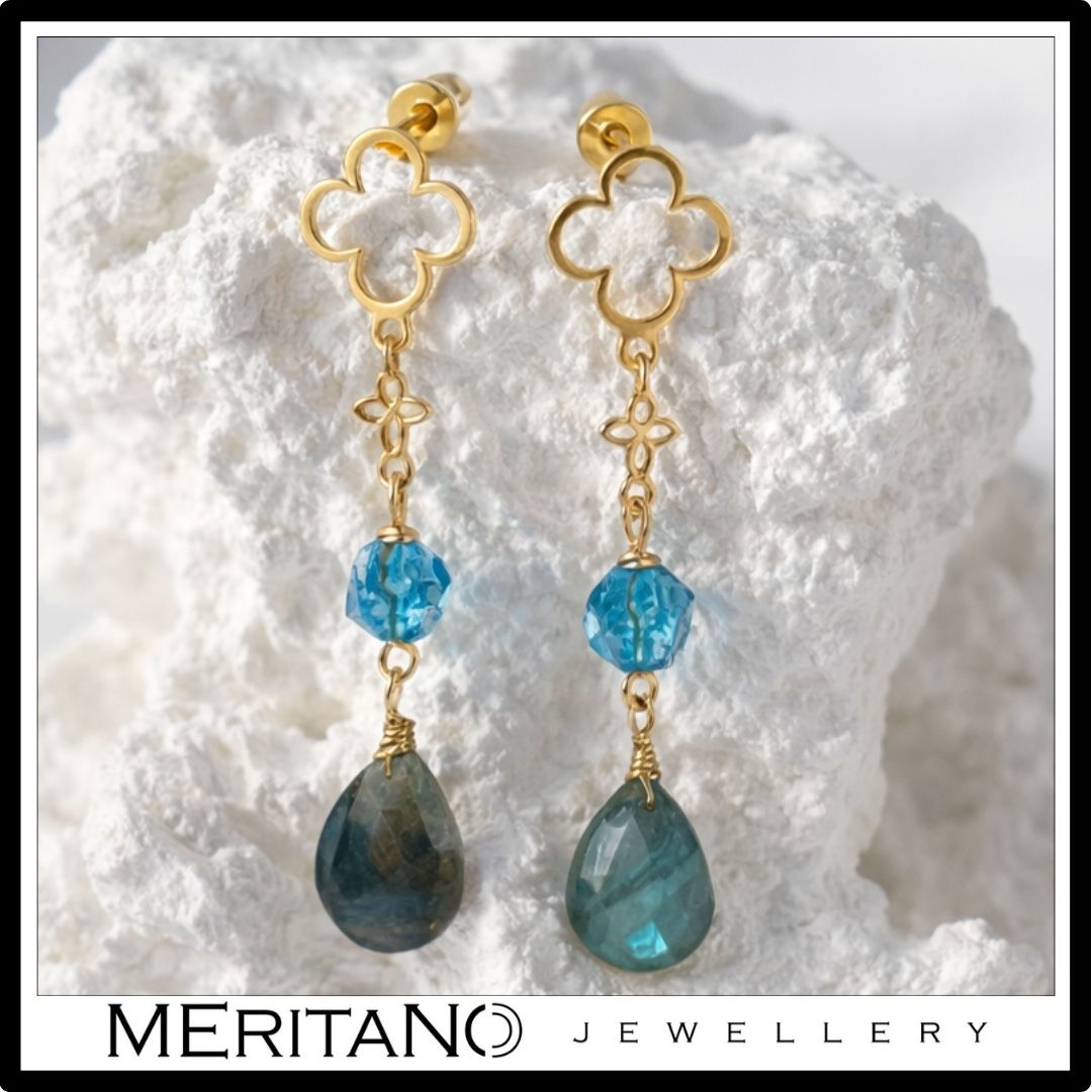 Wiszące kolczyki z labradorytem i kwarcem niebieskim w aranżacji na białym organicznym kształcie