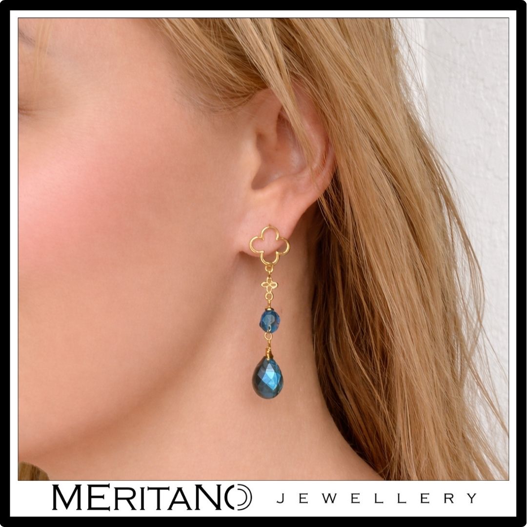 Długie kolczyki z niebieskim kamieniem labradoryt i kwarc na uchu