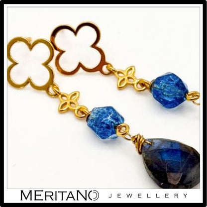 Kolczyki z labradorytem i kwarcem niebieski zapinane na sztyft w kształcie koniczyny - zbliżenie na detale