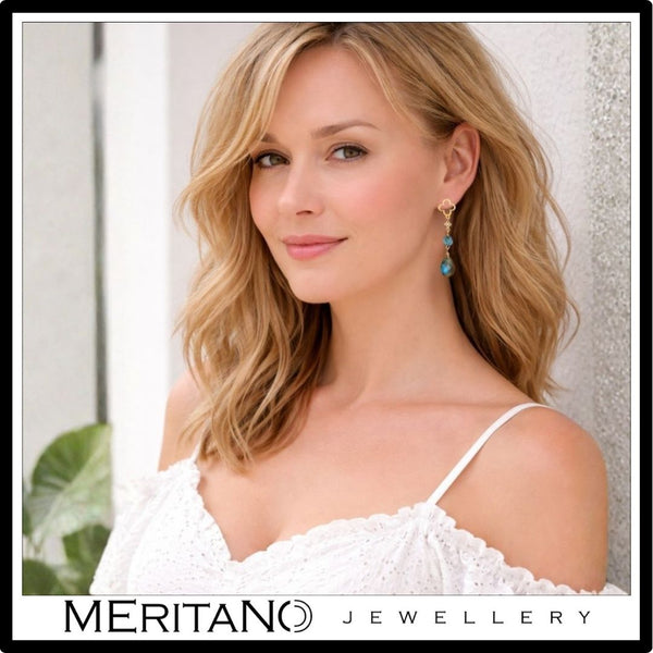 Długie kolczyki z niebieskim kamieniem labradoryt i kwarc na uchu w letniej stylizacji