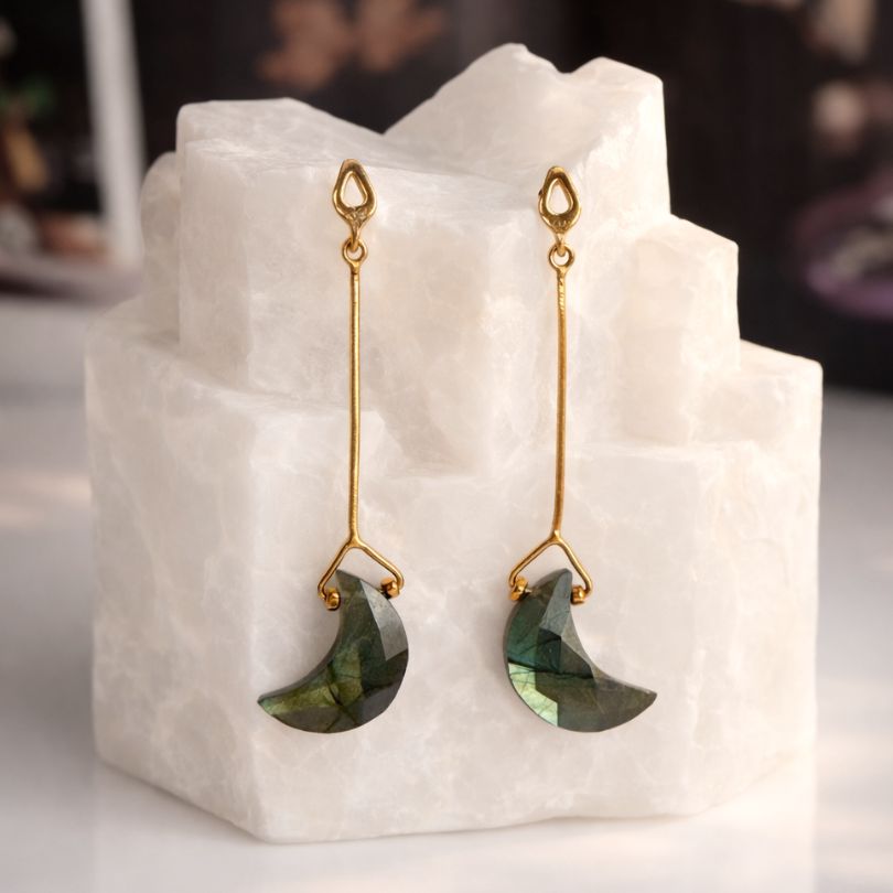 Kolczyki z labradorytem w kształcie księżyca na alabastrowym bloku – biżuteria Meritano Jewellery