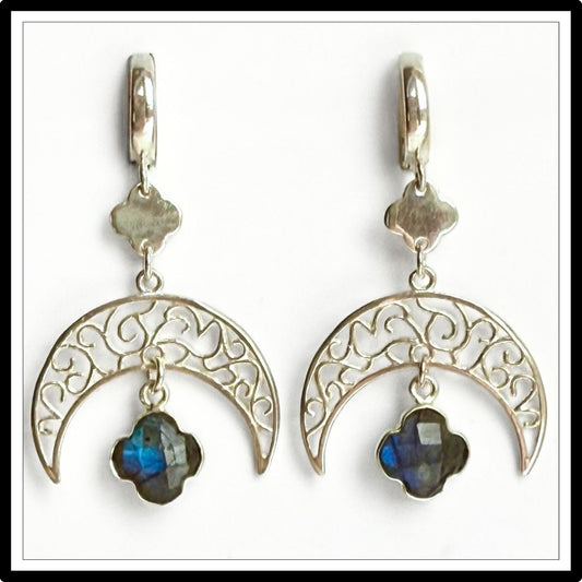 Kolczyki z labradorytem i srebrnym księżycem, wiszące - widok z przodu