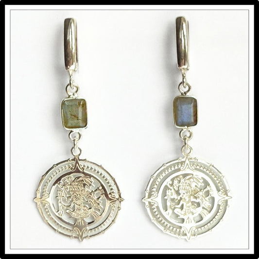 Kolczyki z labradorytem i srebrnym symbolem Majów, wiszące na zapięciu angielskim - widok z przodu