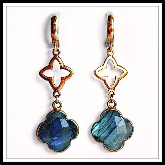 Kolczyki z labradorytem koniczyną, wiszące - widok z przodu